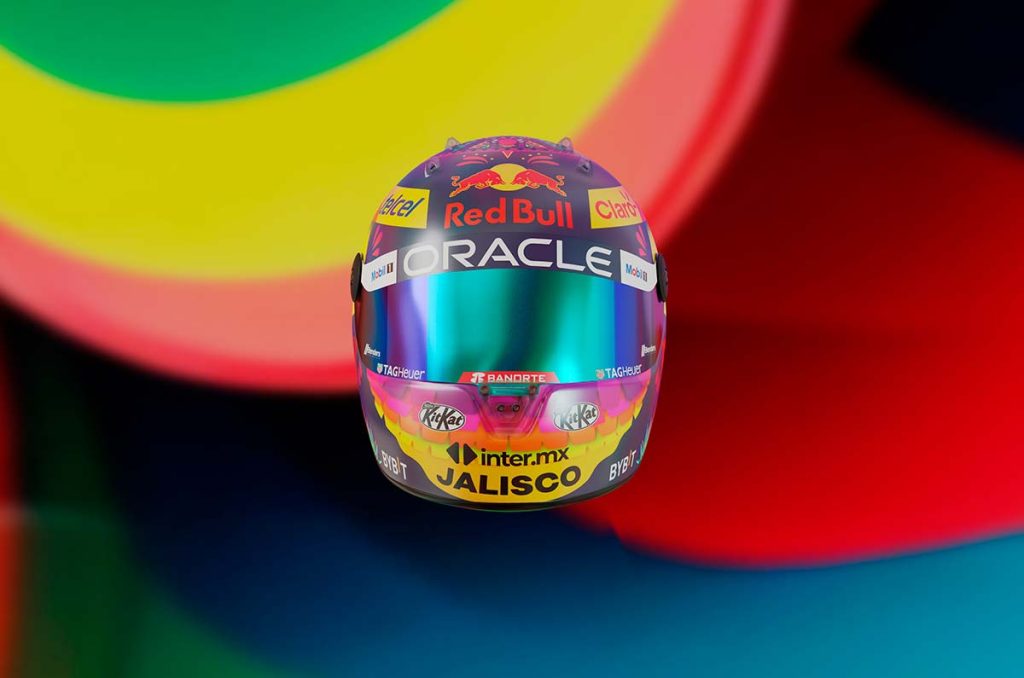 Checo Pérez presenta el casco con el que correrá el México GP