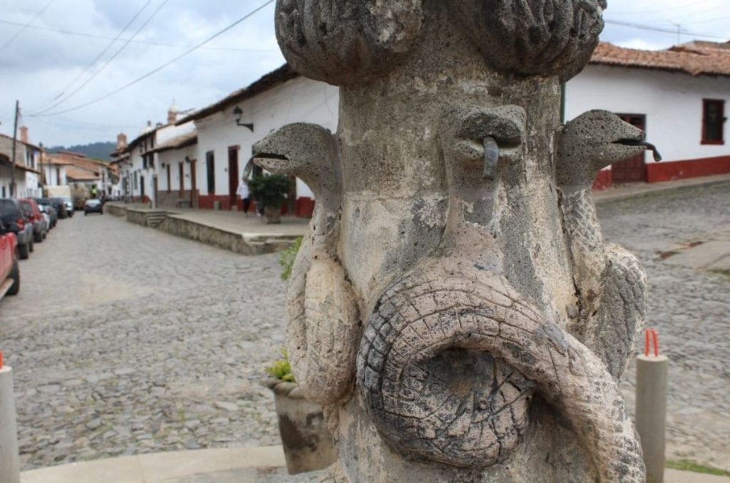 La pila de las culebras día de muertos