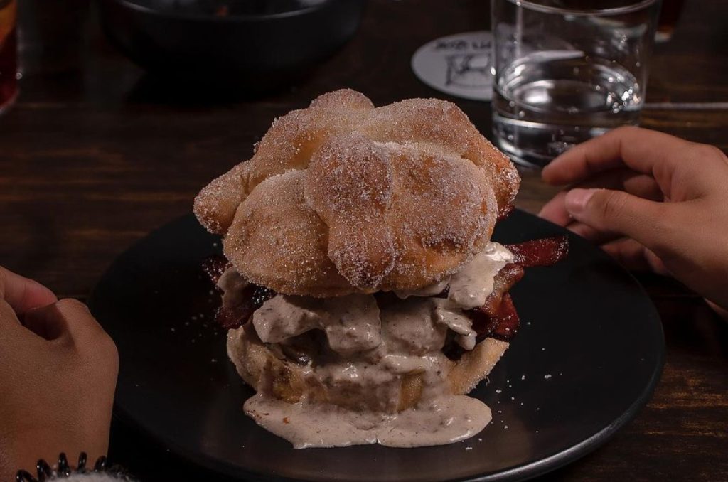 Pan de Muerto relleno en Bacon Bar & Tap Room