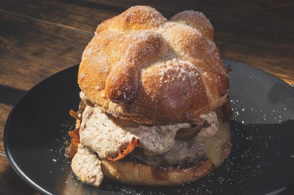 Lugares con pan de muerto relleno ¡betún, malvavisco y más!