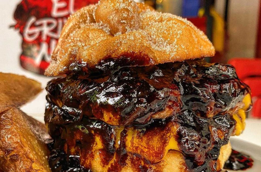 Conoce la hamburguesa de pan de muerto en El Gringo Naco