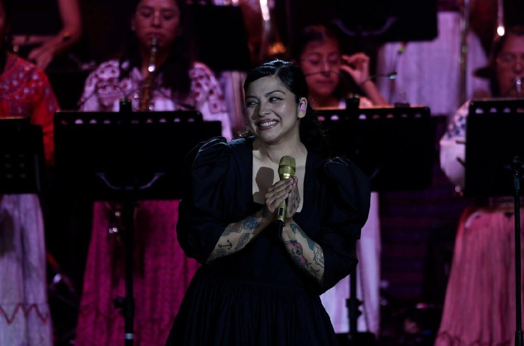 Mon Laferte y Mujeres del Viento Florido darán concierto en el Palacio de Bellas Artes