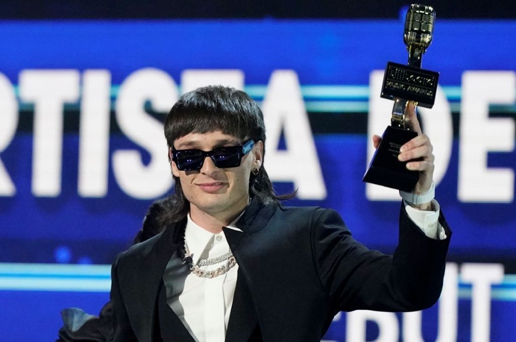 Peso Pluma obtiene el premio a Mejor artista del año debut y otros 7 más en los Billboard de la Música Latina 2023.