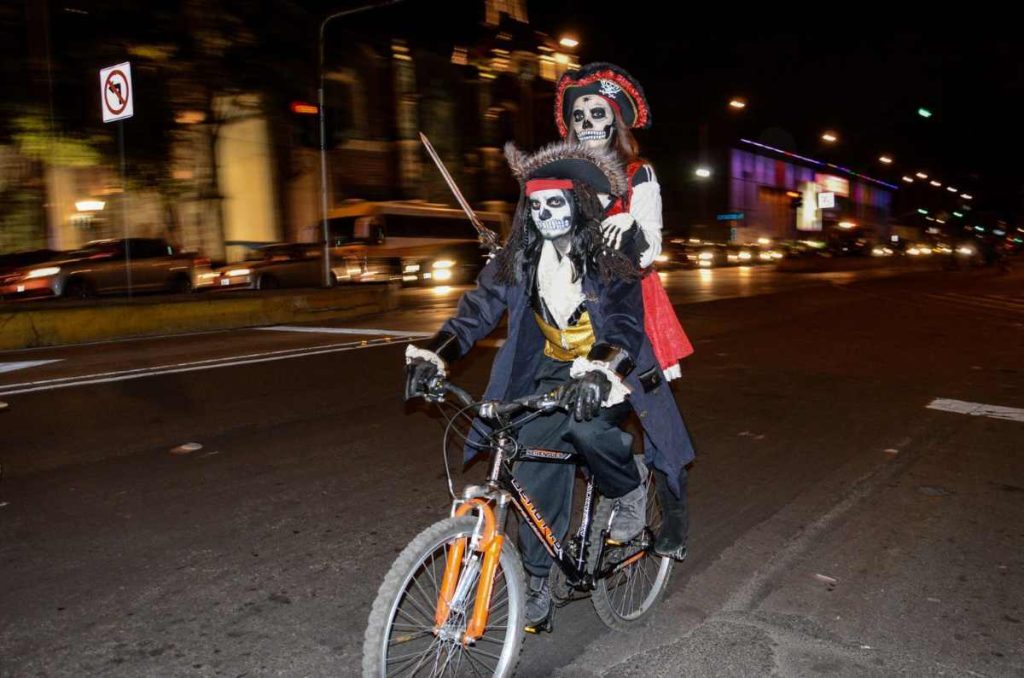 paseo nocturno de Dïa de Muertos