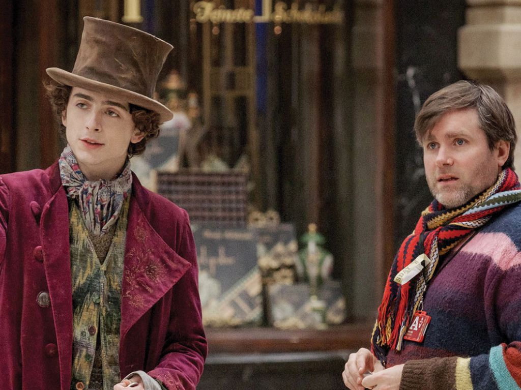 Timothée Chalamet y Paul King en el set de Wonka