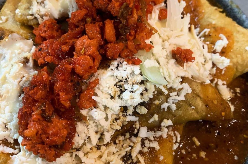 Don Totopo: chilaquiles rellenos de cochinita, suadero y más