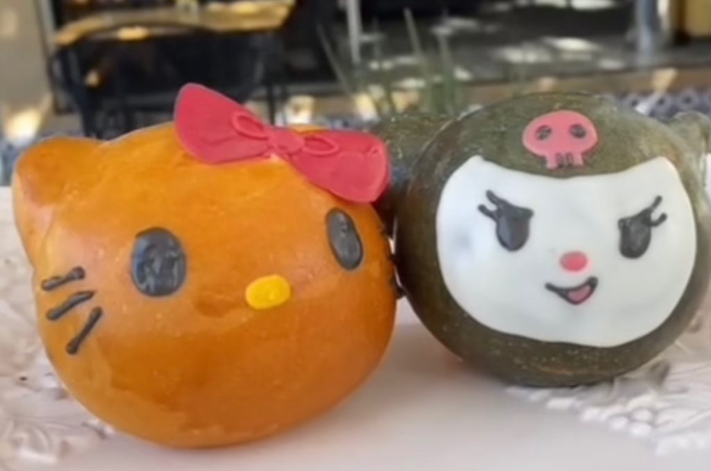 Así es el pan al vapor de Hello Kitty en Tsubomi Panadería ¡Es muy tierno!