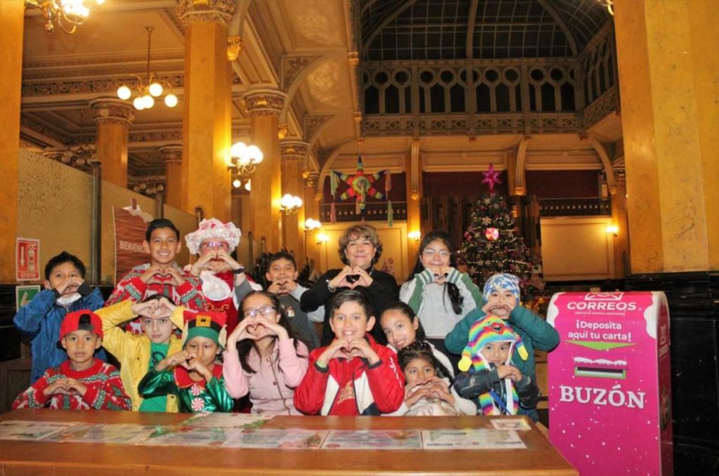 Buzón navideño en Palacio Postal