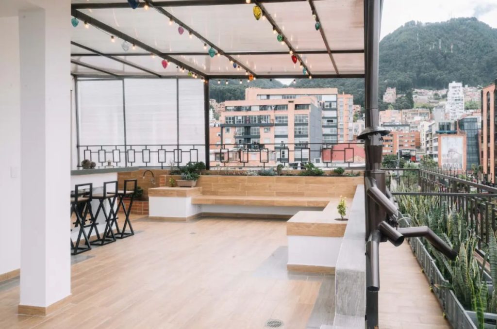 destinos-para-2024-Airbnb-piscina-bogota