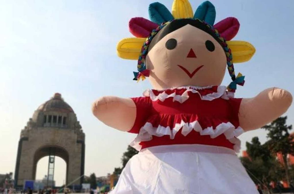 muñeca Lele en Monumento a la Revolución