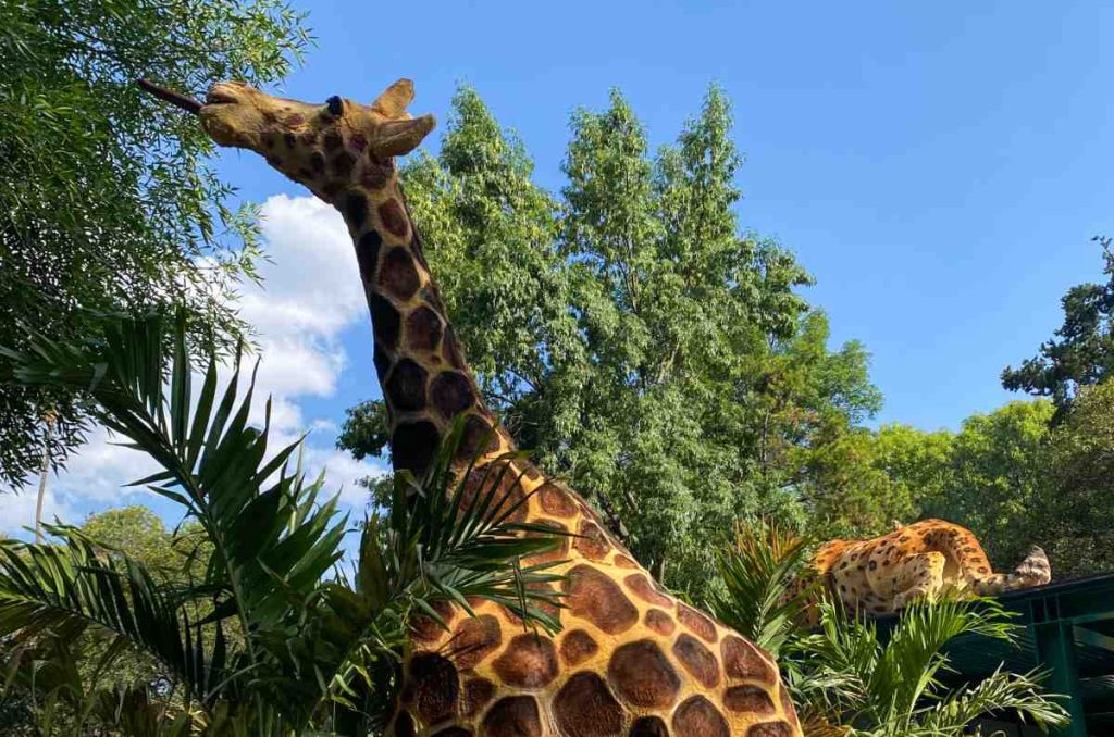 Jirafa gigante en el Bosque de San Juan de Aragón