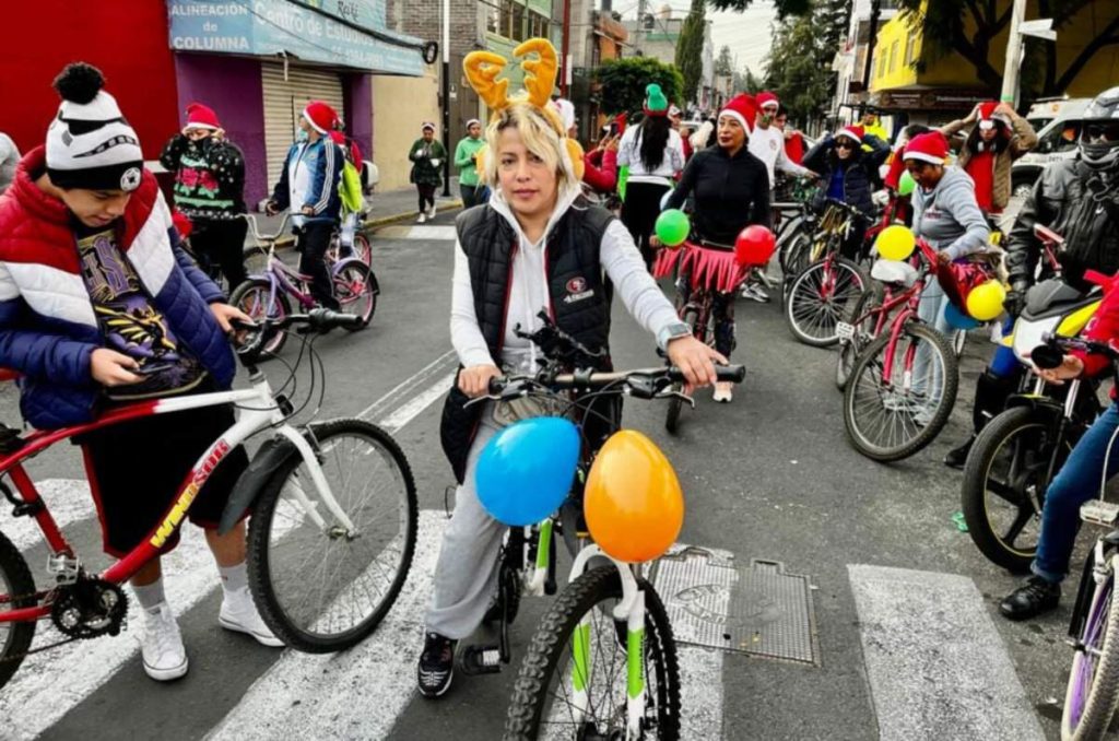 Rodada ciclista navideña en Iztapalapa