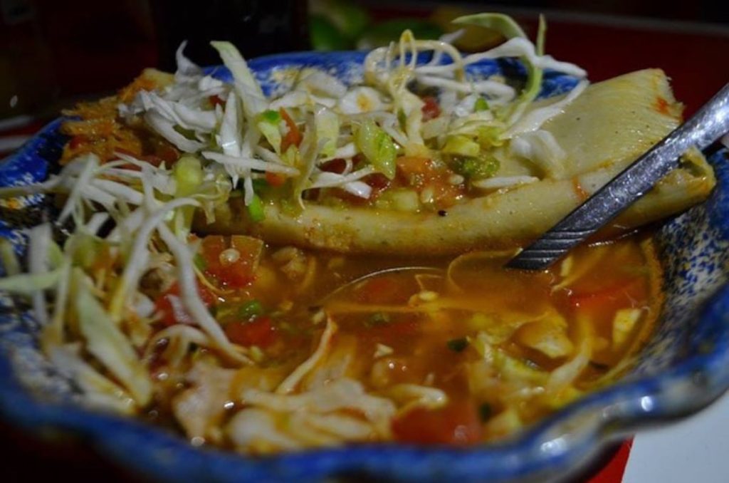 Dos platillos en uno: ¡Pozole con tamal de Tepatitlán! 0