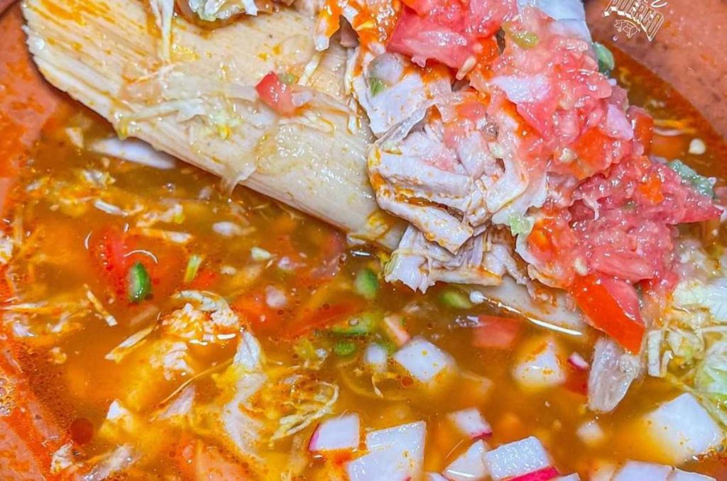 Dos platillos en uno: ¡Pozole con tamal de Tepatitlán!