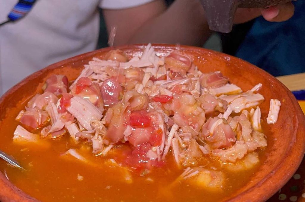 Dos platillos en uno: ¡Pozole con tamal de Tepatitlán! 2