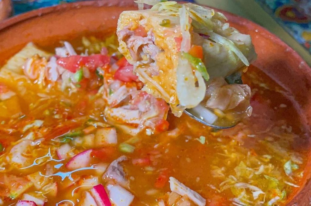 Dos platillos en uno: ¡Pozole con tamal de Tepatitlán! 1