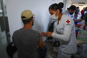 Cruz Roja venderá vacuna contra COVID a un precio más barato