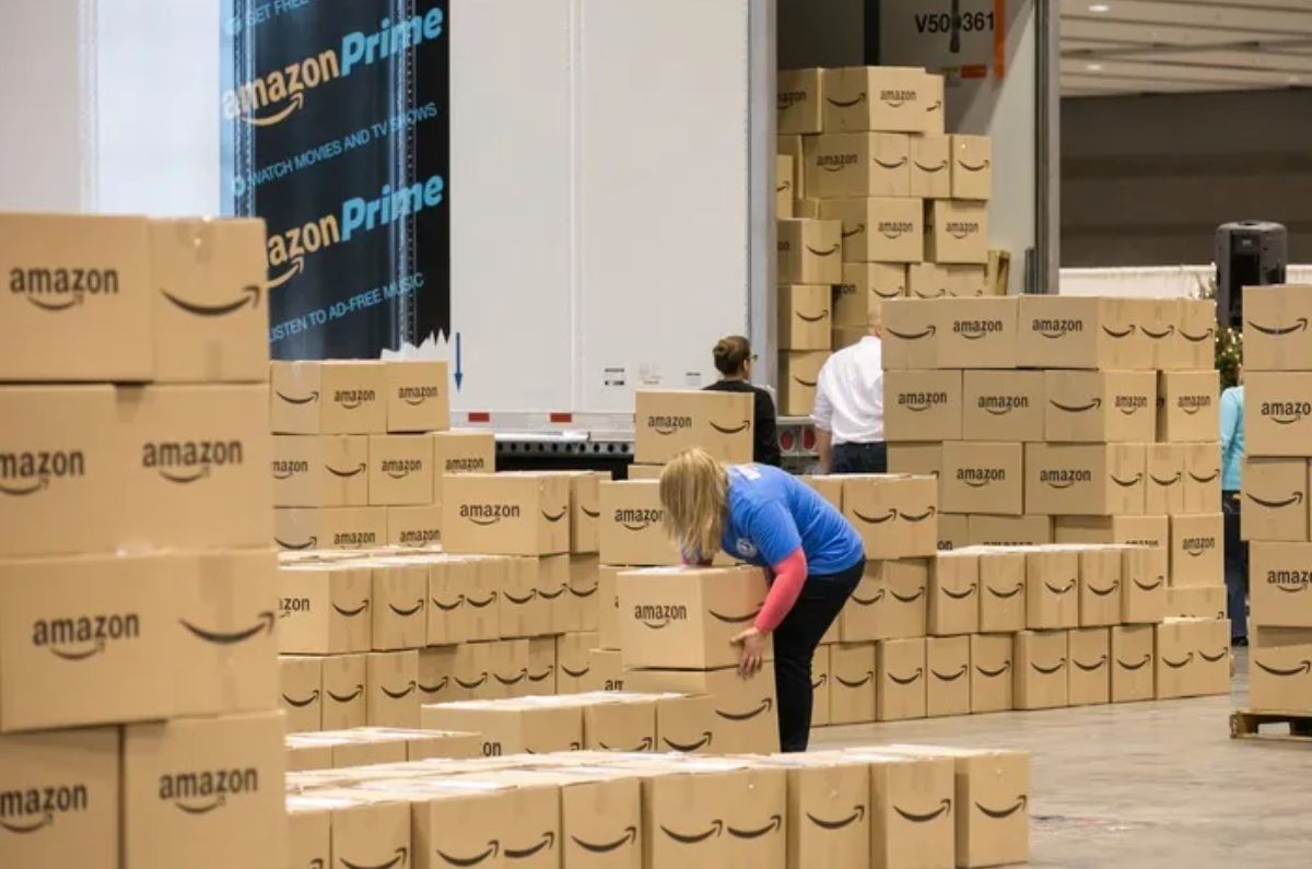 Encuentra la bodega con paquetes de Amazon a mitad de precio 