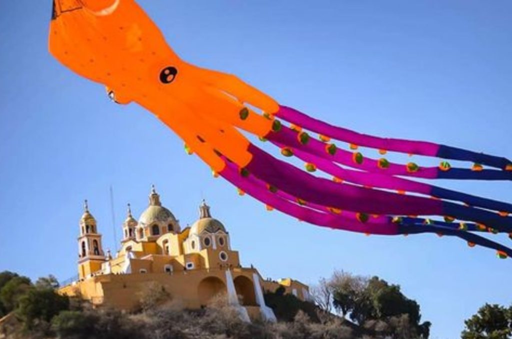 Los papalotes gigantes más creativos en el Festival Volarte 2024 invaden Cholula