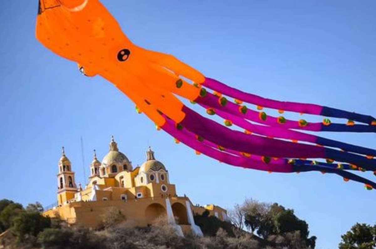 Los papalotes gigantes más creativos en el Festival Volarte 2024 invaden Cholula