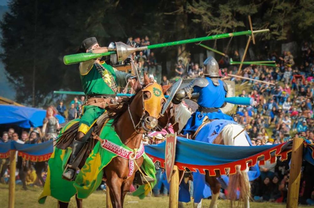 Justa de caballos en el festival medieval