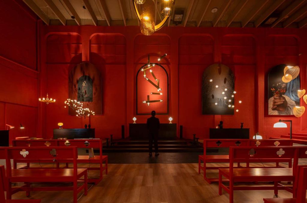 Maison Diez Company: Exposición gratis de luz y una “capilla” de arte sacro 