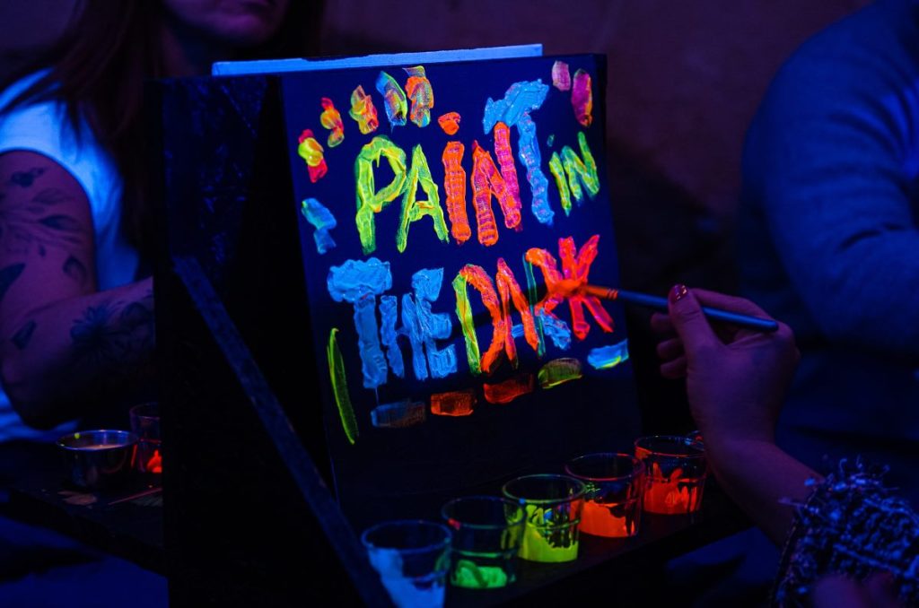 Paint in the Dark: arte y diversión en la oscuridad