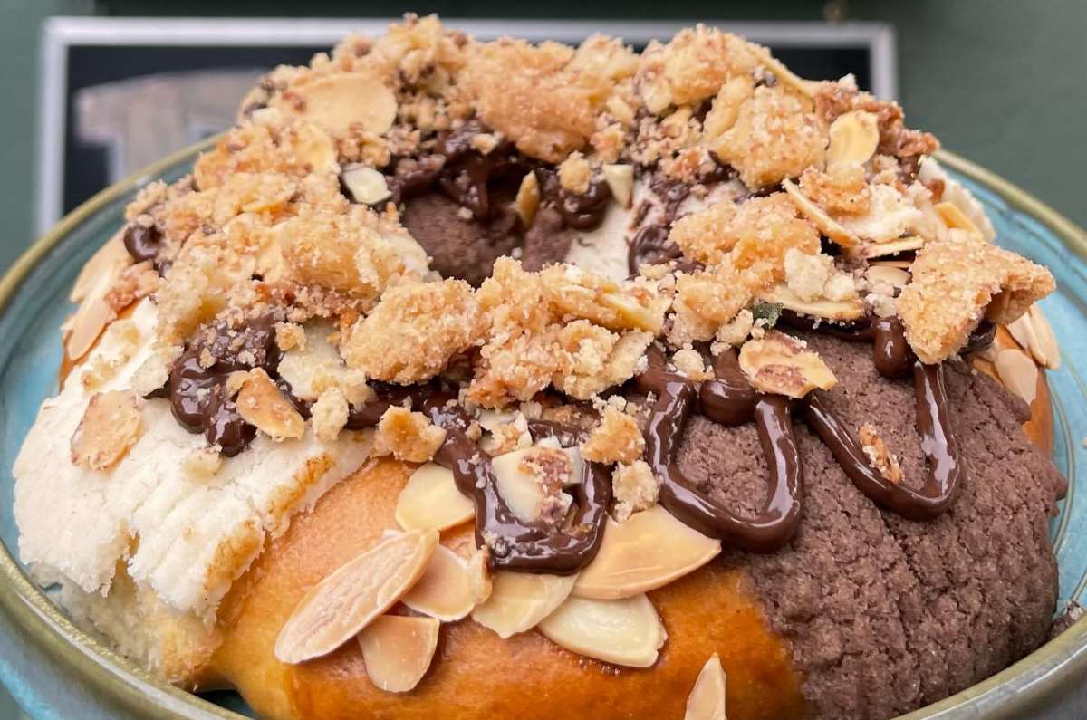pero-que-hermosura-esta-rosca-de-reyes-tiene-tiernos-ajolotes-bebe-en-cdmx-3