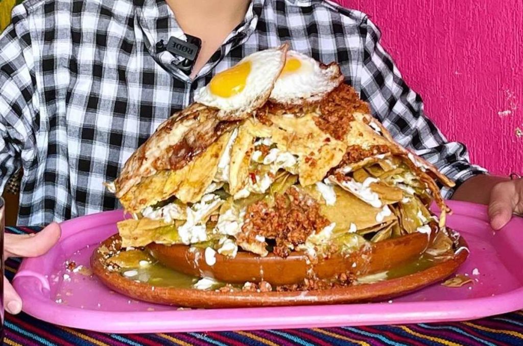 ¡Solo para valientes! Gana $500 si logras comer estos chilaquiles gigantes de Toluca