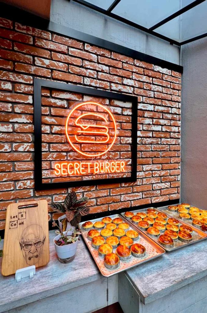 Todo lo que necesitas saber sobre Secret Burger, el speakeasy de hamburguesas en CDMX