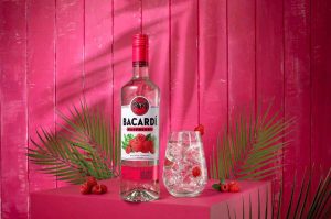 Bacardí presenta regalos y cocteles rosas para San Valentín