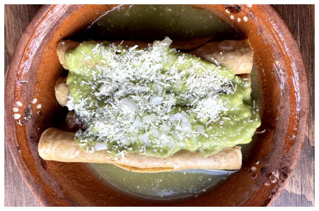 Tacos dorados con guacamole de La Chalupería