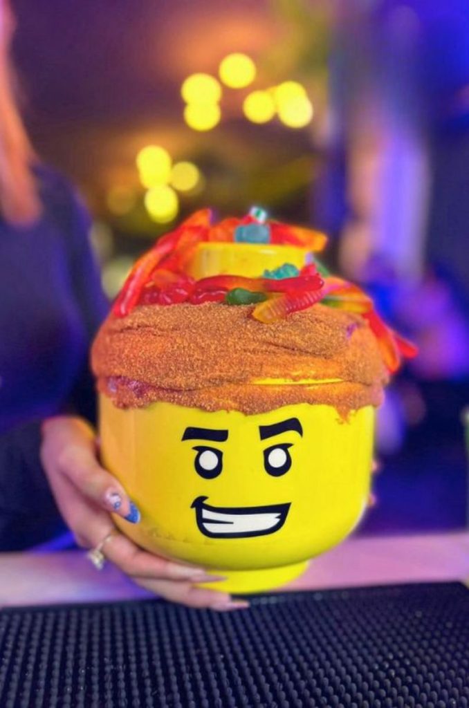 Así es la LEGO Chela, la michelada más tu chida de Mango Mango 
