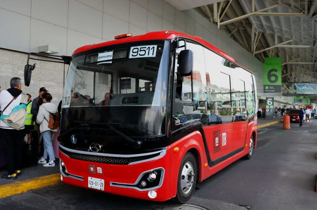 Metrobús pequeño en la Línea 4