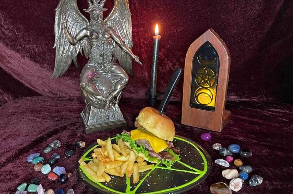 Celebra en Raven’s Diner Lupercalia ¡tendrán un taller de hechizos de amor y una cena romántica!