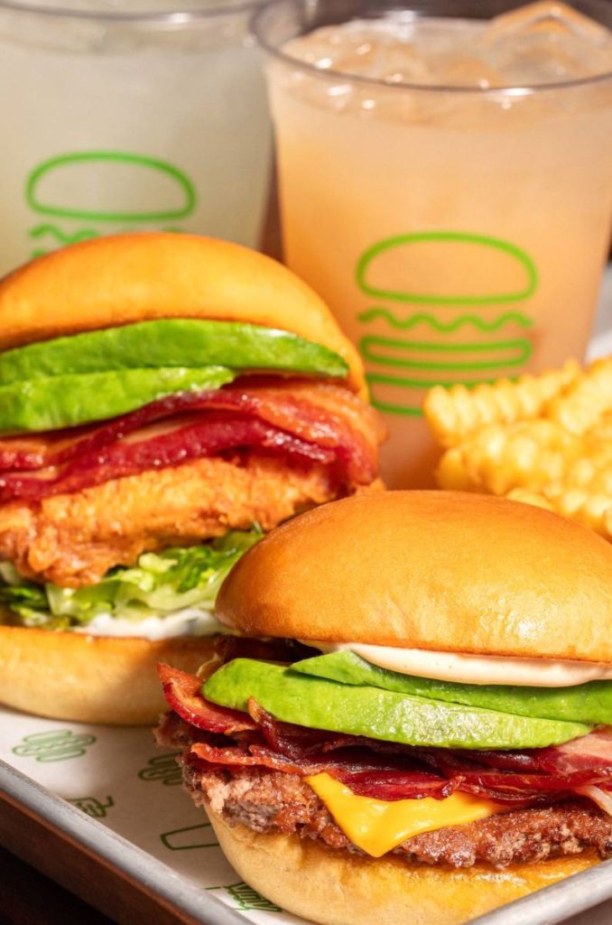 Regresa Avocado Bacon Burger