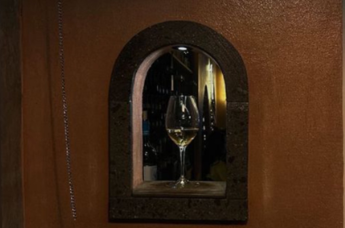Somma: en este wine bar te entregan tu vino en una ventanita como si estuvieras en Italia