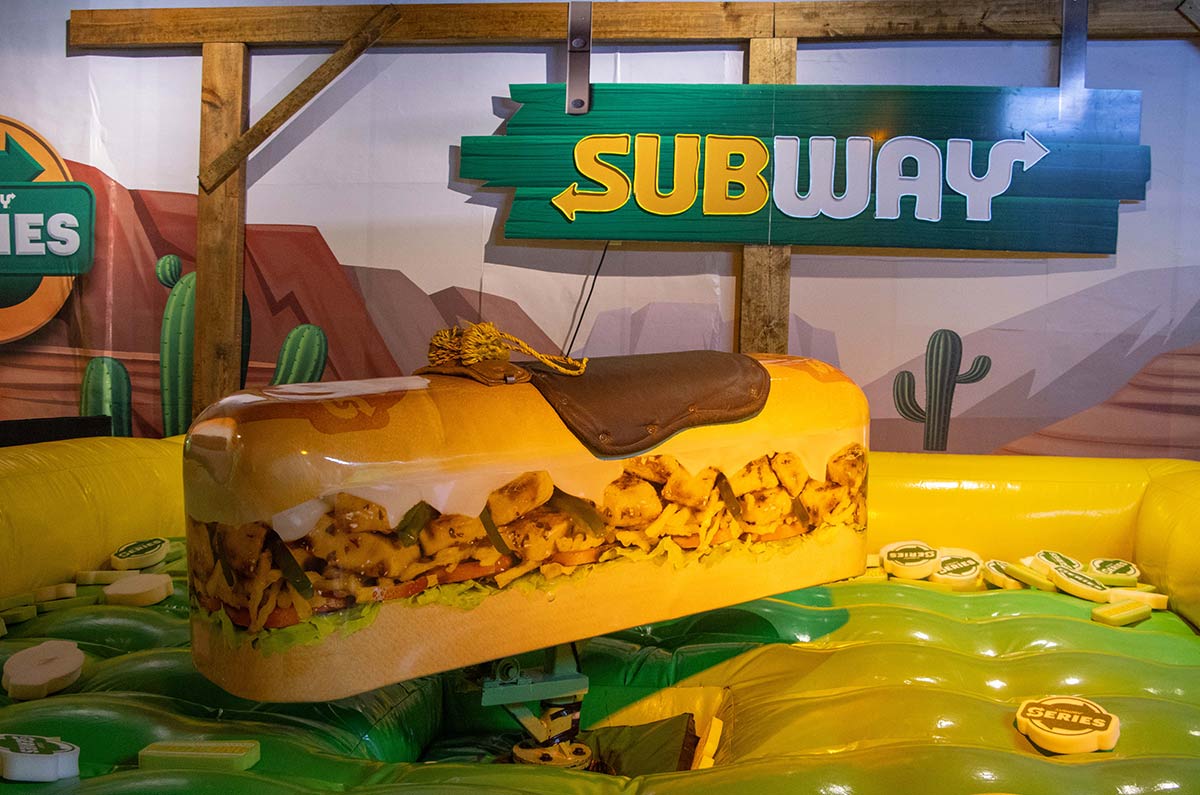 toro-mecanico-tematico-subway-llena-de-sabor-y-diversion-la-cdmx-con-su-experiencia-inmersiva-para-conocer-subway-series-la-nueva-forma-de-pedir-y-comer-en-subway