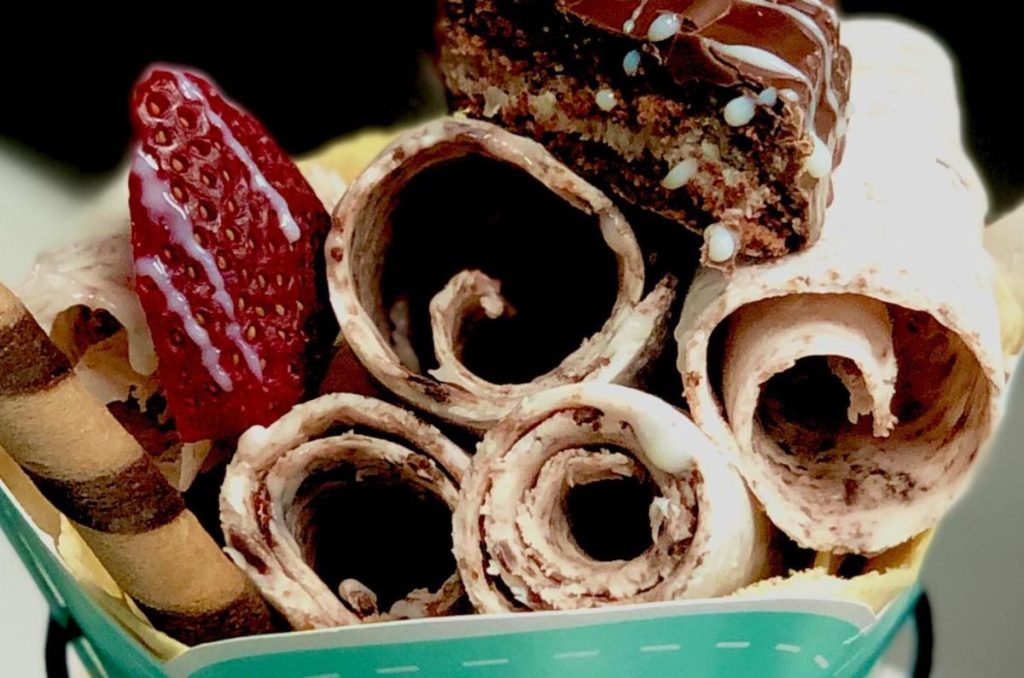 Deliciosos helados a la plancha en Toppin