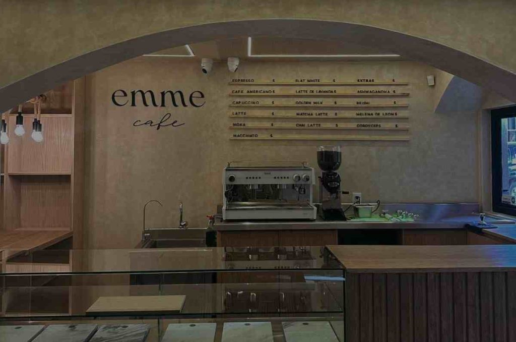 Emme Café una Cafetería Italiana que tiene Tiramisú de Pistache