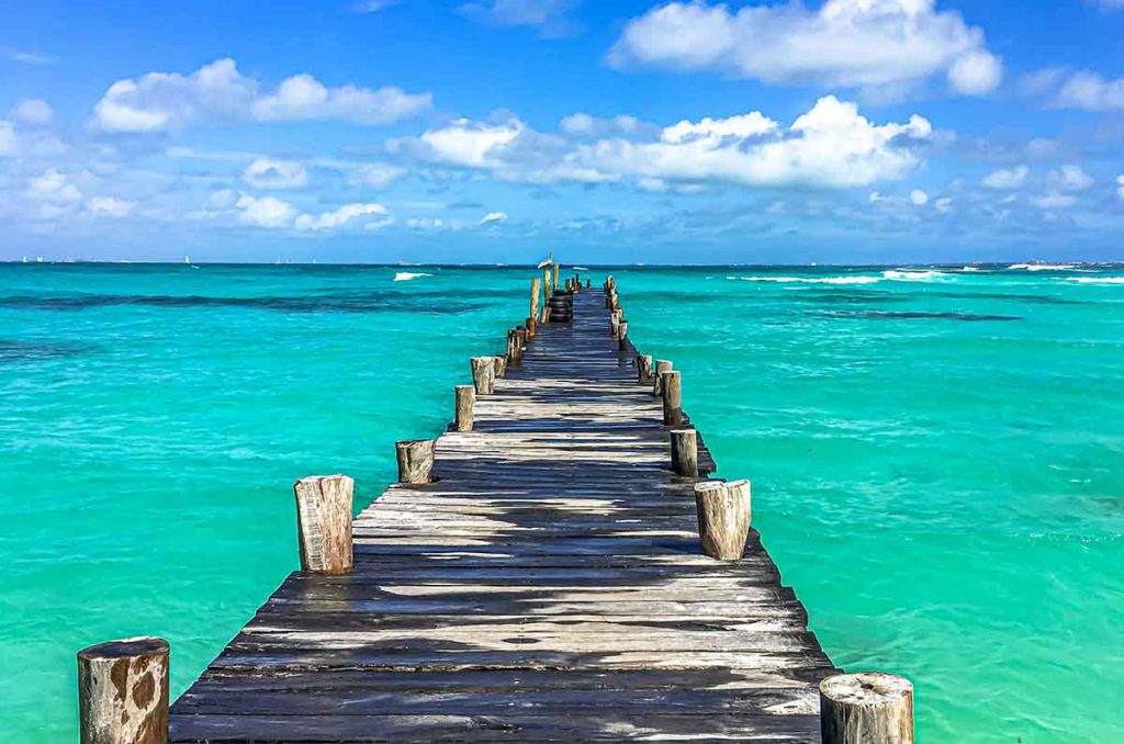 Descubre los cinco destinos con playa más buscados para Semana Santa 2024 según Booking.com. ¡Sol, arena y mar te esperan