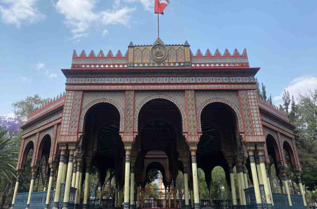 Date la vuelta en el Kiosco Morisco