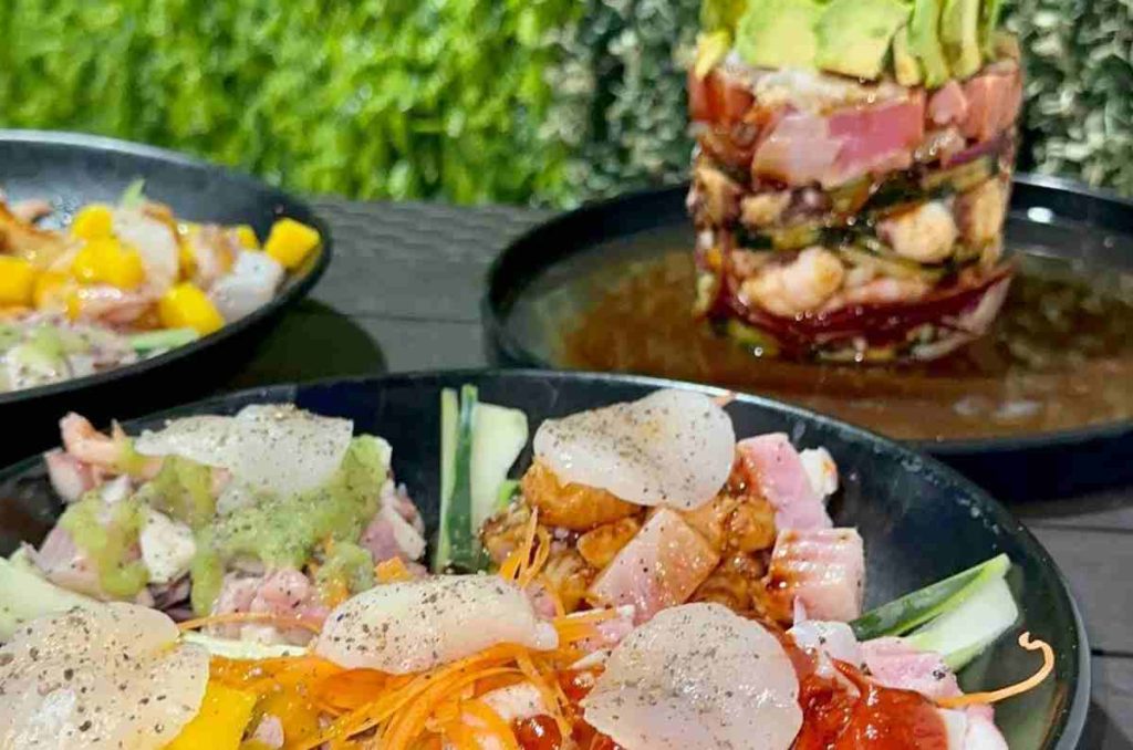 En Ceviches y Aguachiles puedes probar mariscos premium