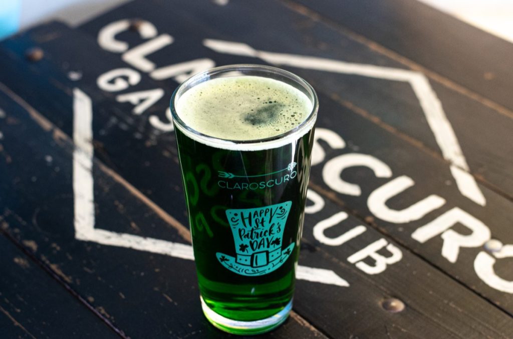 Claroscuro Gastropub crea bebida por San Patricio ¡una cerveza verde!