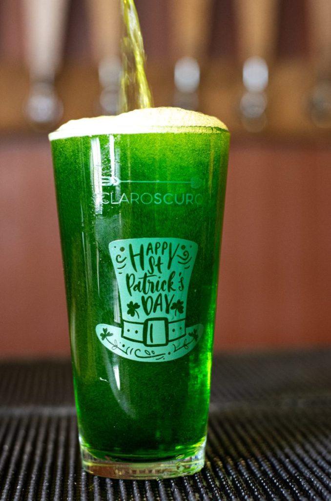 Lánzate a Claroscuro Gastropub a celebrar el Día de San Patricio ¡Aquí hay chela verde!