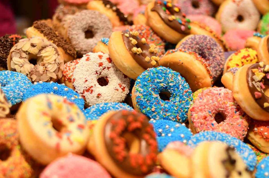 Las donas, o donuts en inglés, fueron creadas por casualidad.