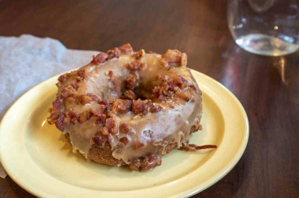 Conoce esta dona cubierta de chicharrón que debes probar. 