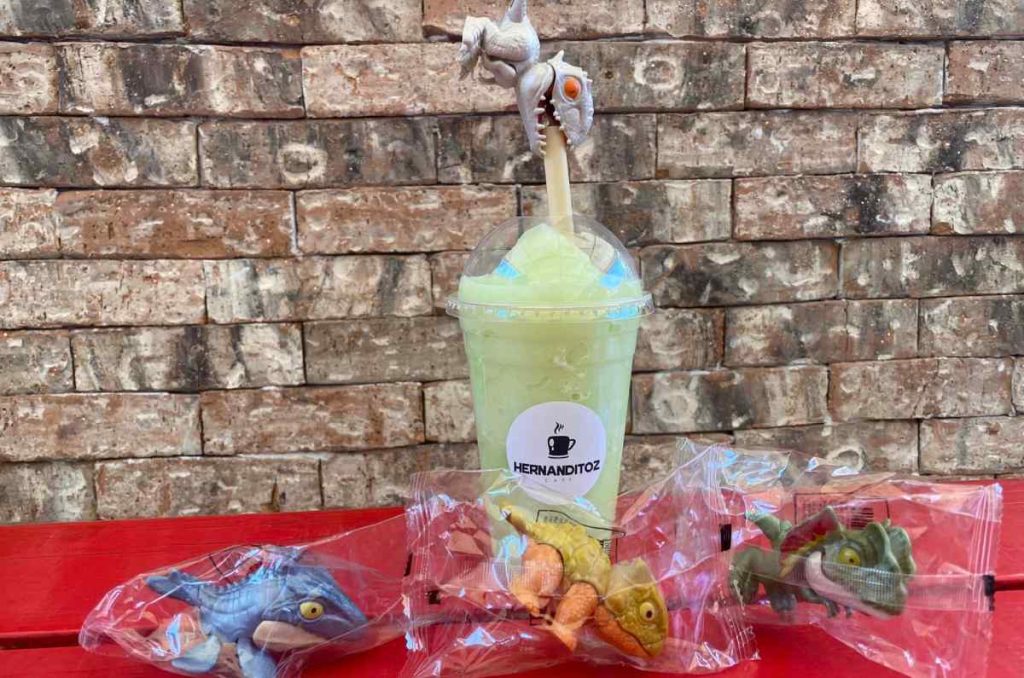  Frappesaurio, el drink que tiene un figurita de dino
