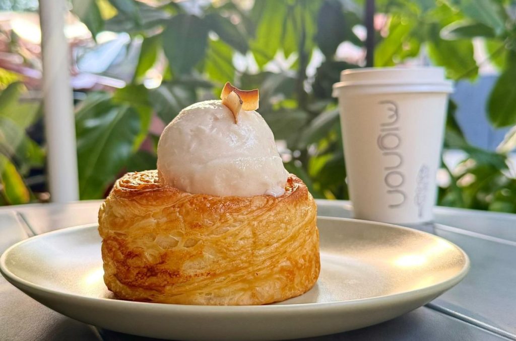 Aquí el helado va servido en vasito de pan, está en Mignon Patisserie