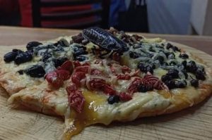 Esto lleva la pizza de insectos del Mercado de San Juan ¡Hasta cucaracha!